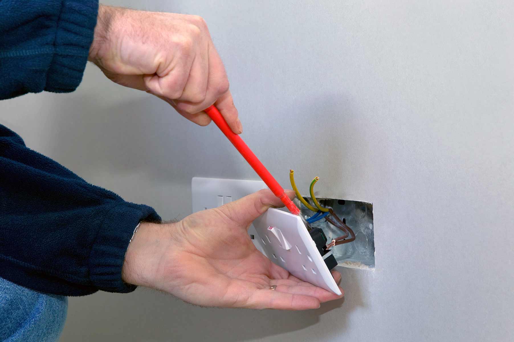 Our electricians can install plug sockets for domestic and commercial proeprties in Hoddesdon and the local area. 